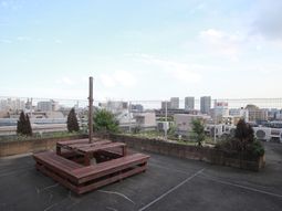 都市の景色を望むテラス