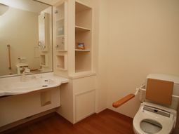 清潔なトイレと洗面所