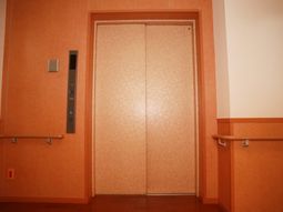 オレンジ壁のエレベーター