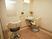 サムネイル 大きな四角い鏡が２つ取りつけられた部屋に、理美容室専用の椅子が２脚置かれている。右側には洗髪洗面化粧台が設置されている。