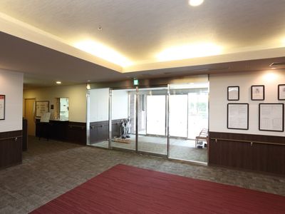 明るい広々としたロビー