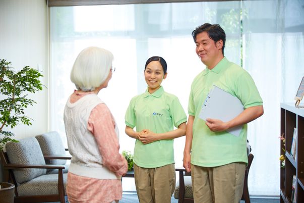 笑顔で話すスタッフ