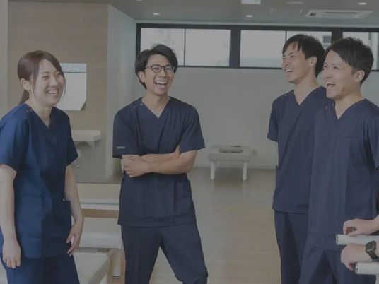 笑顔で話すスタッフイメージ  