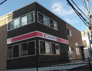 落ち着いた建物外観
