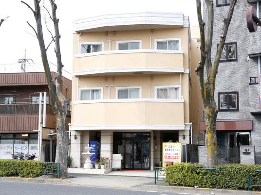 地上３階建ての外観