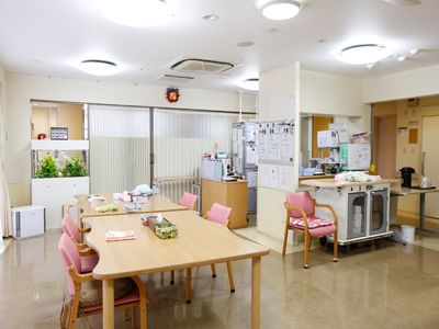 明るく清潔なスタッフルーム