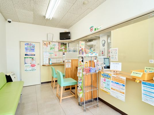 明るい受付待合室  