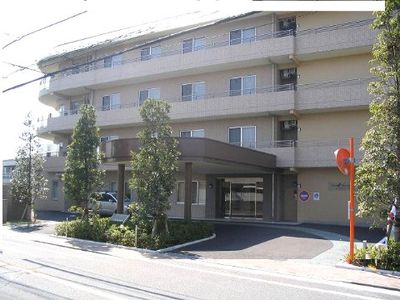 清潔感ある建物のエントランス