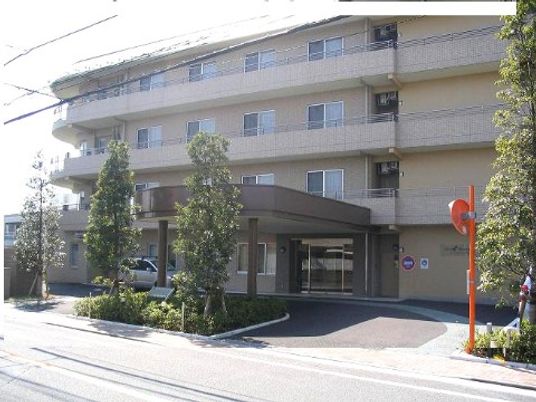 清潔感ある建物のエントランス