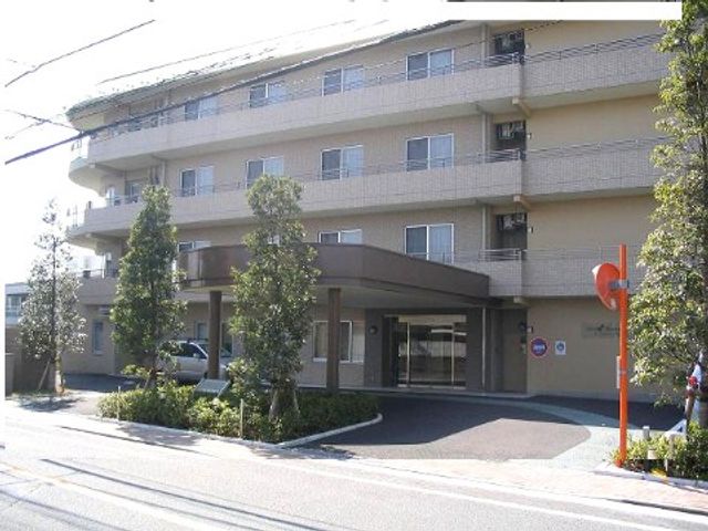 清潔感ある建物のエントランス