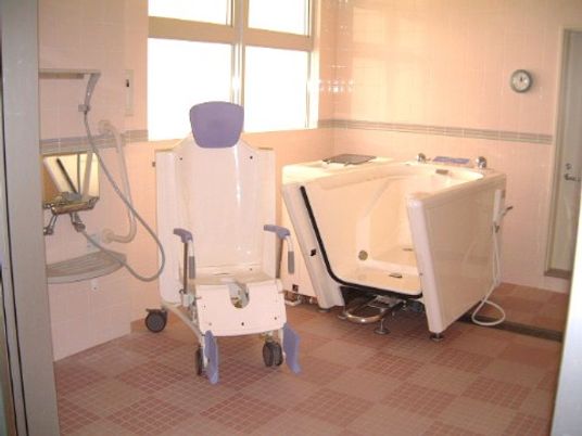 車椅子風の機器に座ったまま、入浴ができるタイプの入浴補助器