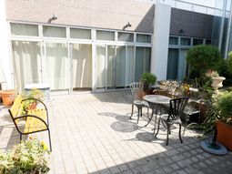 陽光さす庭のテーブルセット