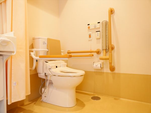 バリアフリー設計のトイレ