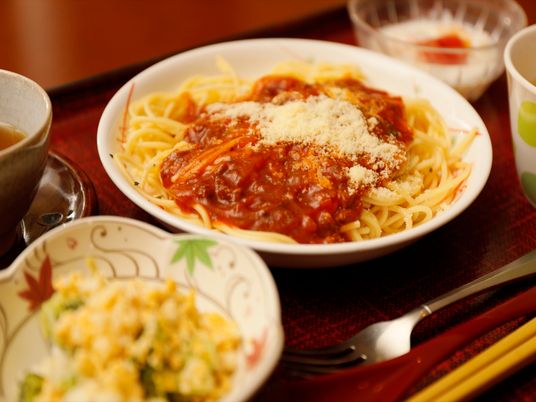 手作りのミートソースパスタ