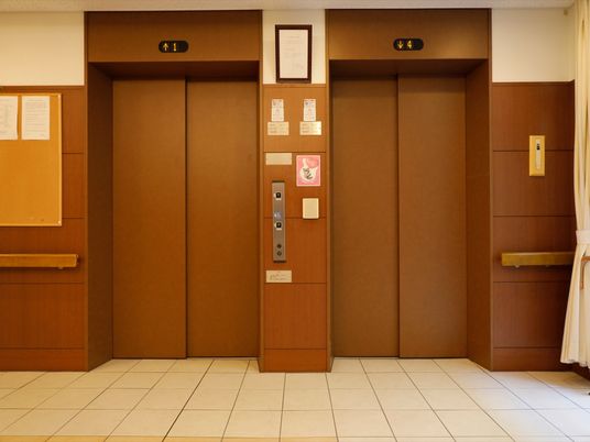 清潔感あるエレベーターホール