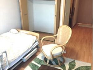 居室のベッドと椅子
