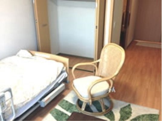 居室のベッドと椅子