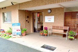 緑に囲まれたエントランス