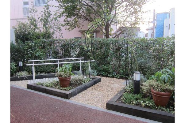 廊下の明るい木目調