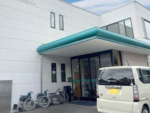 車椅子並ぶエントランス  