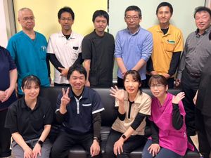 笑顔の職員集合  