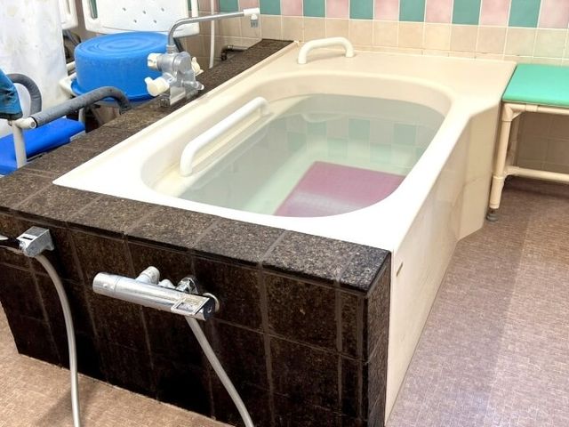 手すり付き浴槽の浴室 浴室   手すり付きの浴槽が設置された明るい浴室です。入浴介助のしやすさが伝わる、清潔感のある空間です。