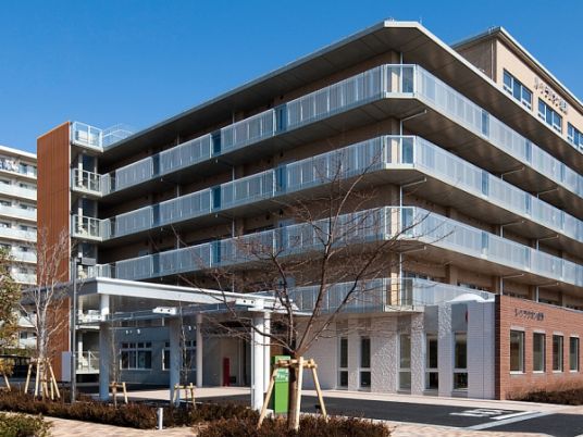 広くモダンな建物外観