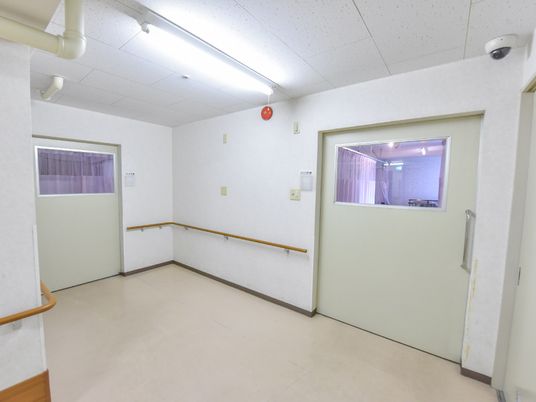 廊下の手すり付き空間