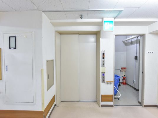 清潔なエレベーター入口