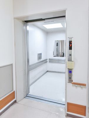 バリアフリー設計のエレベーター