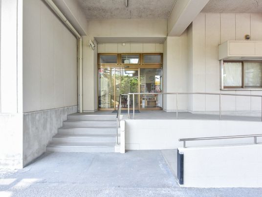 清潔な施設入口