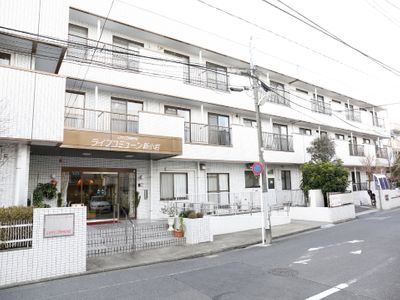 明るい外観の施設入口