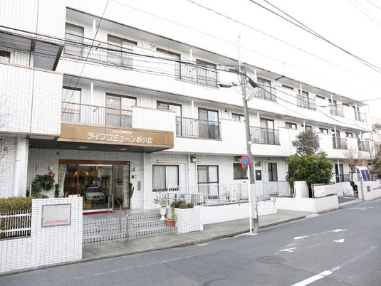 明るい外観の施設入口