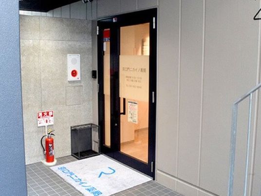 出入口のある廊下  