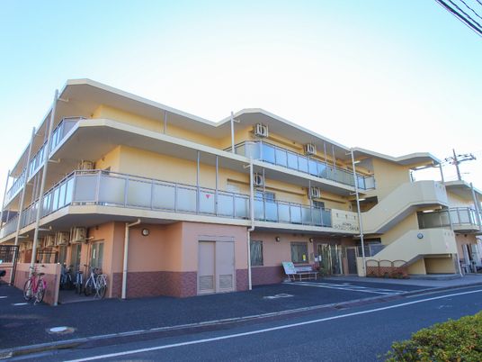 日差しの中の暖かな外観