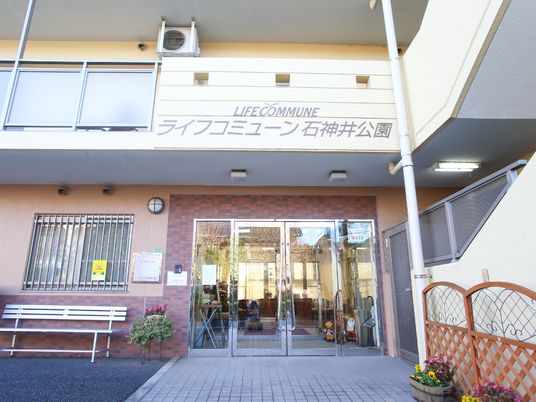 エントランスの明るい外観