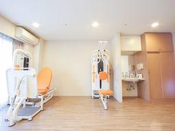 機能訓練用の器具が置かれた部屋