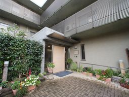 緑あふれるエントランス
