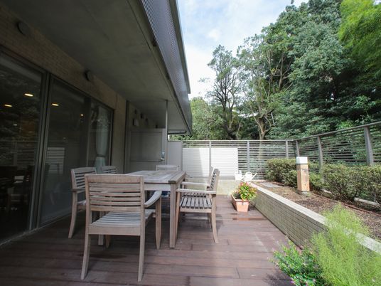 木製テーブルのあるテラス