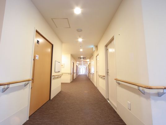 手すり付きの明るい廊下