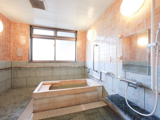 木目調バスタブの浴室