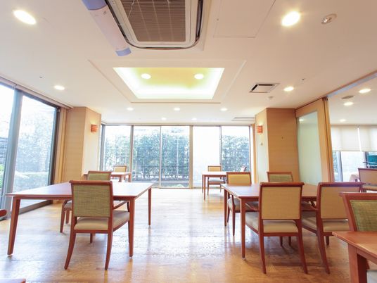 明るい食堂の内観