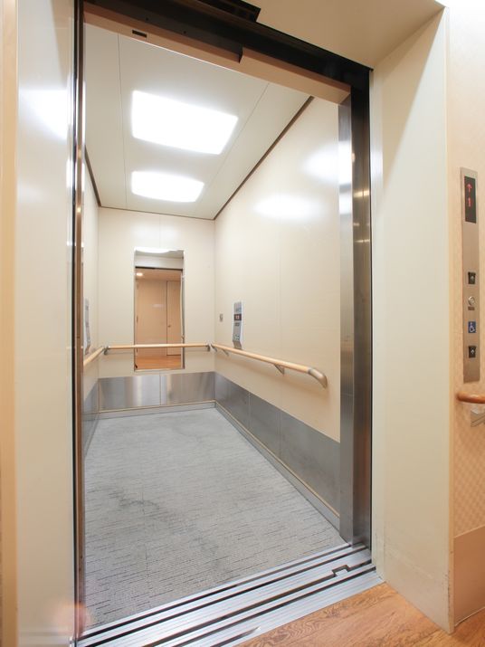広々としたエレベーター