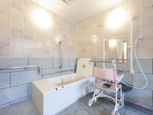 バリアフリー設計の浴室