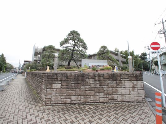 緑豊かな施設外観