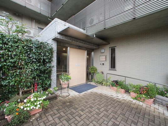 緑豊かな入口エリア