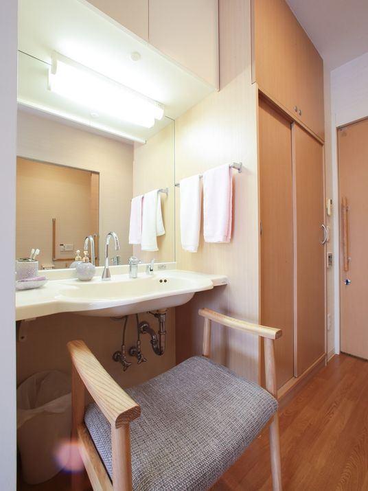 洗面台と鏡のある部屋