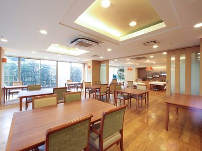 広々とした明るい食堂