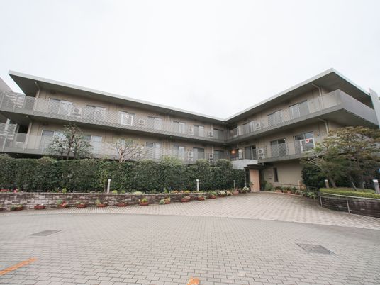 中規模な建物の外観