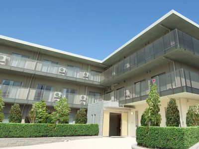 明るい外観の建物